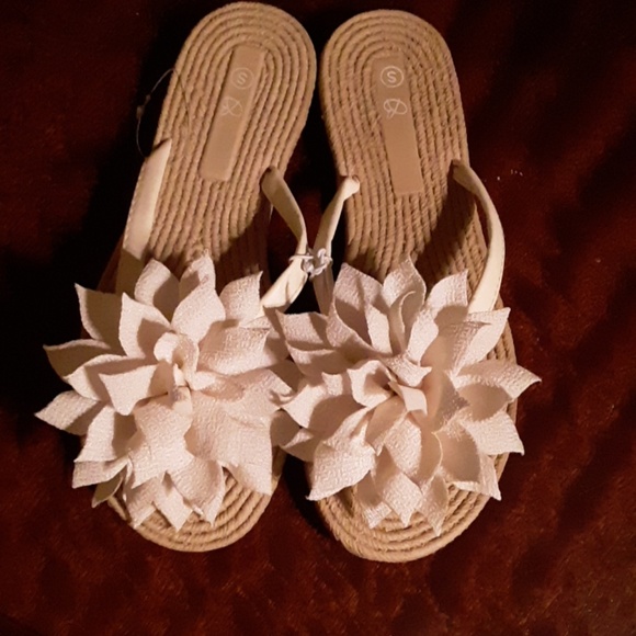 New tag has came off but  cream flower small flops - Picture 2 of 3